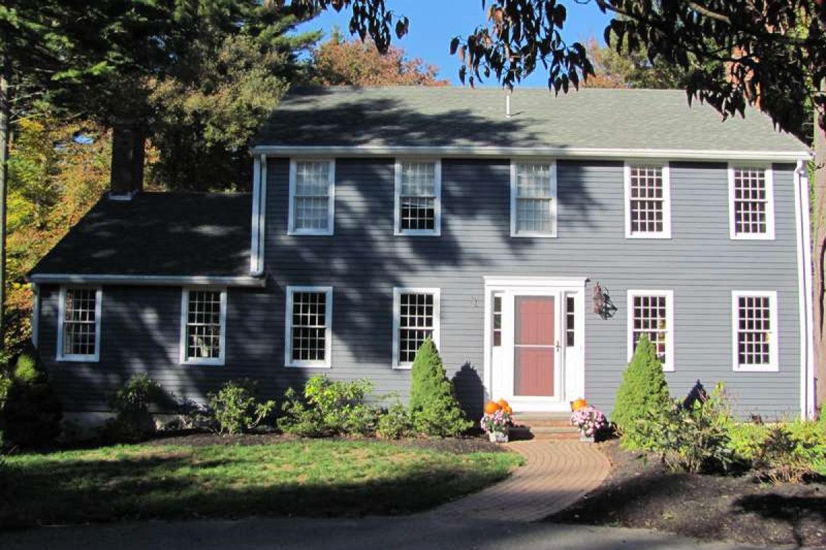 A photo of a home in Hingham after the exterior has been updated by Liberty Painting.